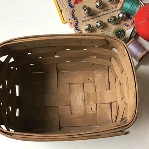 Vintage Sewing Notions in a 1984 Longaberger Basket Bild 8