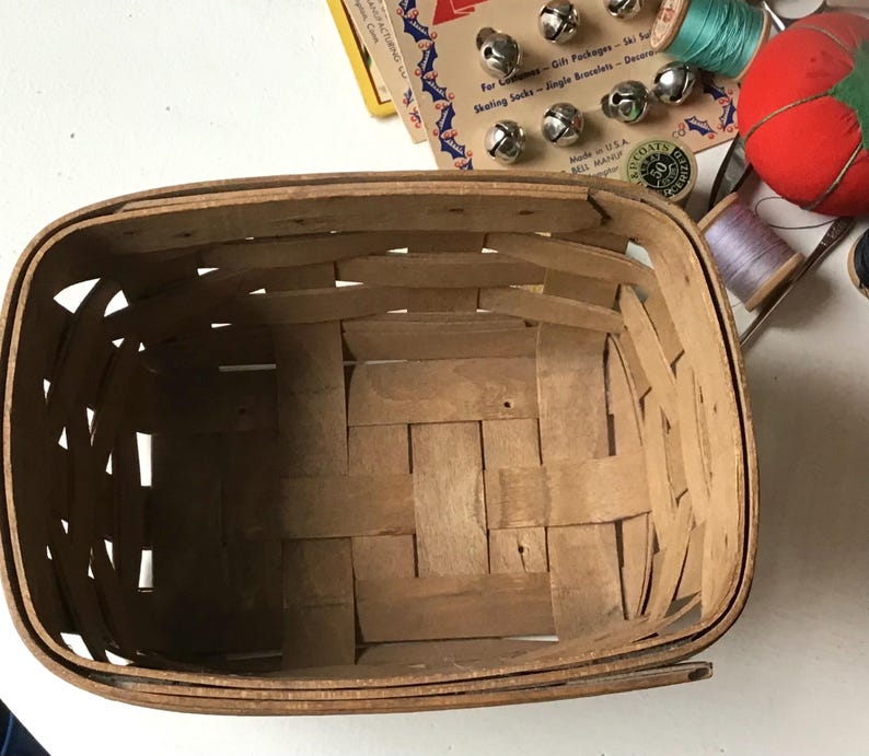 Vintage Sewing Notions in a 1984 Longaberger Basket Bild 8
