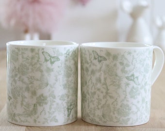 VENTE ! Mug en porcelaine tendre ou bougie parfumée - Soja coulé à la main - Etoile verte imprimé vert sauge - Cadeau tasse de café et chocolat chaud Fleur papillon