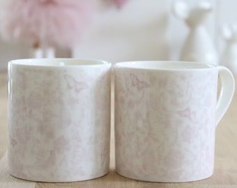VENTE ! Mug en porcelaine tendre ou bougie parfumée - Étoile de soja coulée à la main et impression rose pastel - Idée cadeau pour amateur de café, tasse cadeau fleur papillon
