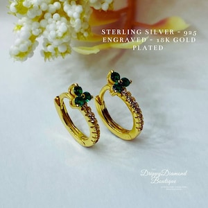 Orecchini a cerchio Huggie in argento sterling 925 placcato oro 18k - Cristalli di zircone verde e bianco - Regalo di gioielli in stile fiore raffinato