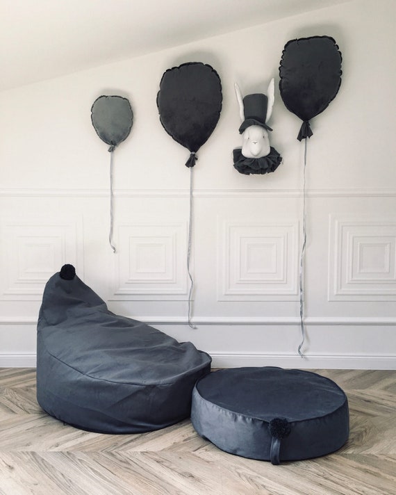 Schwarzer Sitzsack für ein Kinderzimmer.