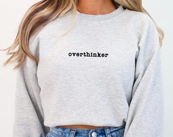 Overthinker broderad tröja, personlig broderi, personlig broderad tröja med rund hals, broderad t-shirt i komfortfärger