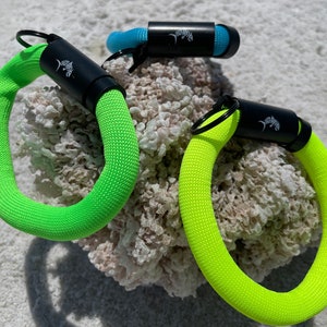 Sleutelhanger drijvend polsbandje: sleutelhouder zwembad neon