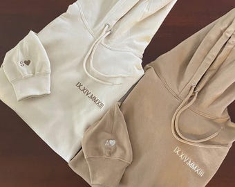 Bestickter Hoodie mit römischen Ziffern: Personalisiertes Geschenk für Paare