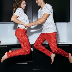 Pyjama en coton biologique pour hommes ou femmes Loungewear dans la boîte-cadeau A Père Noël en lunettes de soleil image 1