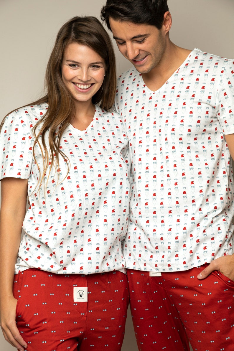Pyjama en coton biologique pour hommes ou femmes Loungewear dans la boîte-cadeau A Père Noël en lunettes de soleil image 2