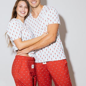 Pyjama en coton biologique pour hommes ou femmes Loungewear dans la boîte-cadeau A Père Noël en lunettes de soleil image 3