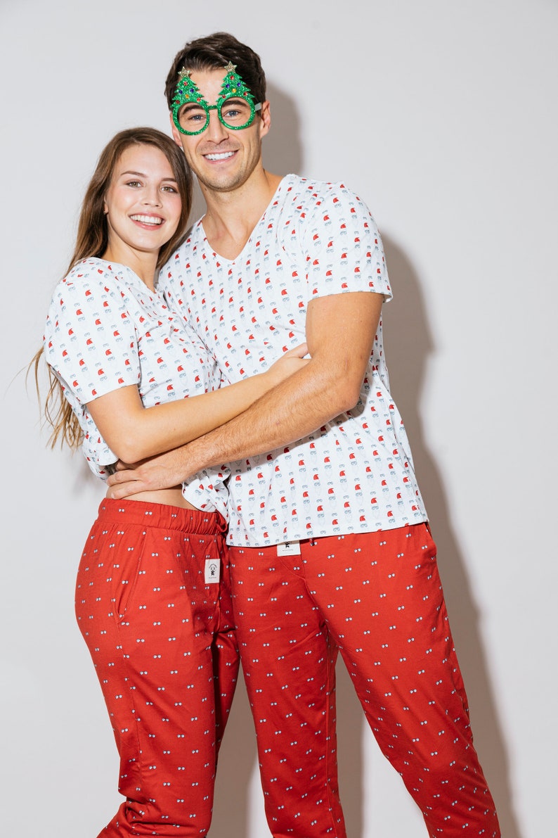Pyjama en coton biologique pour hommes ou femmes Loungewear dans la boîte-cadeau A Père Noël en lunettes de soleil image 3