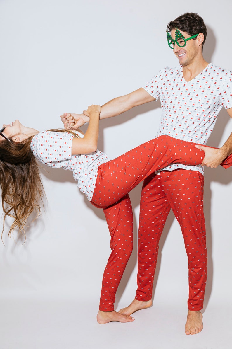 Pyjama en coton biologique pour hommes ou femmes Loungewear dans la boîte-cadeau A Père Noël en lunettes de soleil image 6