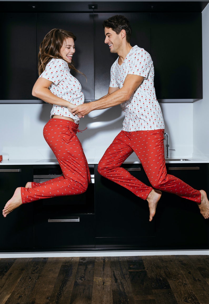 Pyjama en coton biologique pour hommes ou femmes Loungewear dans la boîte-cadeau A Père Noël en lunettes de soleil image 1