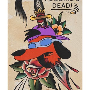 Könnte beinhalten: Tattoo-Stil-Illustration mit einem Hundekopf, der einen lila Hut und eine Sonnenbrille trägt und von einem Dolch durchbohrt wird. Eine rote Rose und der Text "POOCHIE'S DEAD!" sind ebenfalls enthalten. Das Kunstwerk hat eine Vintage-Ästhetik im traditionellen Tattoo-Stil.