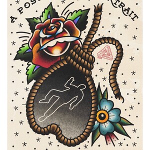 Puede incluir: Un diseño de tatuaje tradicional que presenta una soga de nudo con una silueta de una persona en su interior, una rosa roja con hojas verdes y una flor azul con un centro amarillo. El diseño está rodeado de estrellas blancas sobre un fondo beige. El texto "A POST-MORTEM PORTRAIT OF LONELINESS." está escrito en una fuente estilizada.