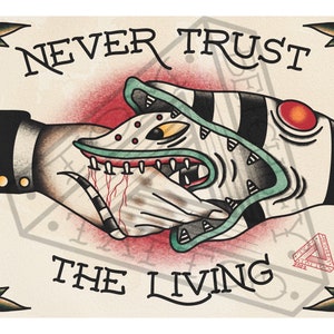 Puede incluir: Una ilustración de estilo tatuaje tradicional de una mano estrechando otra mano, pero la segunda mano es una criatura monstruosa con dientes afilados y un brazo a rayas verde, negro y blanco. El texto "NEVER TRUST THE LIVING" está por encima de la imagen.