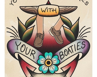 Puede incluir: Una ilustración de estilo tatuaje tradicional de un ancla con el texto "You don't wear socks with your boaties". El ancla está rodeada de una flor y hojas. La imagen también incluye una hamburguesa y el logotipo de un tatuador.