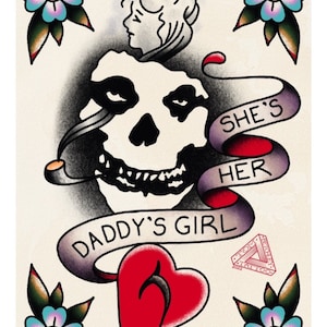 Op de afbeelding: Een traditioneel tattoo-ontwerp met een schedel met een pijp, een hart, bloemen en een banner met de tekst "She's Her Daddy's Girl".