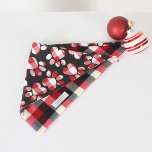 Winter/Vakantie Plaid Pawprint Heart Dog Bandana met Rode Plaid Back