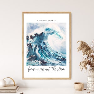 Può includere: Un dipinto ad acquerello di un'onda blu gigante che si infrange su uno sfondo bianco. Il testo "Matteo 14:28-31" e "concentrati su di me, non sulla tempesta" è stampato sotto l'onda.