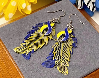 Puede incluir: Un par de pendientes colgantes con un diseño de pluma azul y amarilla con un acento de cinta azul y amarilla.