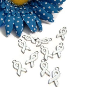 Pendentif à breloques en ruban de sensibilisation en émail blanc - Adoption du cancer Cécité pulmonaire Maltraitance osseuse Ostéoporose Holocauste Scoliose - Style plat