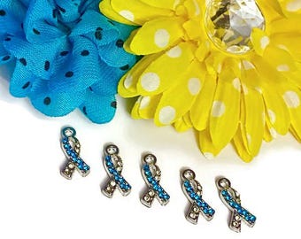 Colgante con dije de concienciación azul y amarillo brillante de 5 piezas: Trastornos cromosómicos del síndrome de Down, conductor designado, esperanza, apoyo, fe, curación.