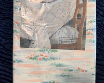 Mantel Tobin Monet diseñado por Mikasa de 60” x 86”.