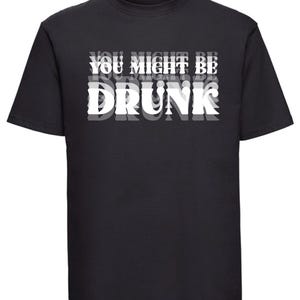 Könnte beinhalten: Schwarzes T-Shirt mit dem weißen Text "YOU MIGHT BE DRUNK". Der Text ist für einen 3D-Effekt geschichtet. Das T-Shirt hat einen Rundhalsausschnitt und kurze Ärmel. Der Text ist mittig auf der Vorderseite.