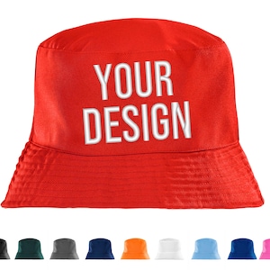Peut inclure: Un chapeau de pêcheur rouge vif avec le texte blanc "YOUR DESIGN". L'image montre le chapeau sur fond blanc, avec une sélection d'autres chapeaux colorés en dessous.