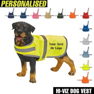 Puede incluir: Un perro Rottweiler con un chaleco de alta visibilidad amarillo brillante con rayas reflectantes. El chaleco tiene el texto "Your Text Or Logo" impreso. La imagen también muestra una variedad de colores de chalecos para perros y el texto "PERSONALIZADO" y "HI-VIZ DOG VEST".