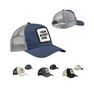 Può includere: Un cappellino da camionista blu navy con retro in rete bianca e visiera curva. Il cappello presenta una toppa quadrata con la scritta "YOUR DESIGN HERE". Sono mostrati anche altri cappellini in diversi colori.