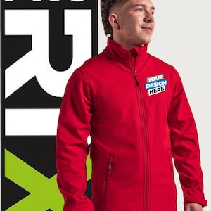 Peut inclure: Veste rouge zippée avec un col montant et le texte "YOUR DESIGN HERE" sur la poitrine. La veste est portée par une personne. L'arrière-plan comprend le mot "PRO" et un "R" et "X" stylisés en blanc et vert.