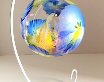 手描きの青いパンジー柄ガラス製ティーライトホルダー、花柄キャンドルホルダー、吊り下げ式ガラスオーナメント、お母さんへの手作りギフト、ホームデコレーション