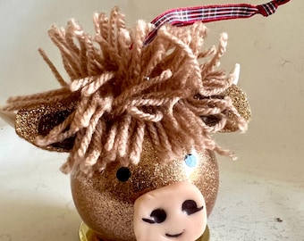 Adorno de vaca de las Tierras Altas bebé, bola decorada a mano, lindo regalo de animal de granja, decoración rústica, recuerdo único, decoración de vaca escocesa