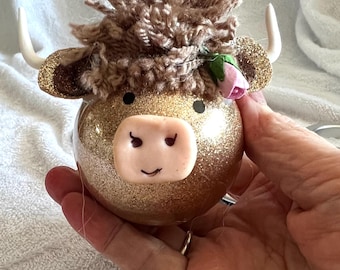 Adorno de vaca escocesa con flores, adorno decorado a mano, lindo regalo de animal de granja, decoración rústica, recuerdo único, decoración de vaca escocesa