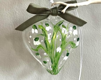 Handbemalte Schneeglöckchen-Herzkugel, personalisierte Glasherzverzierung, Schneeglöckchen-Geschenk, Blumenandenken, handgemachte hängende Dekoration