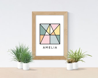 Puede incluir: Una impresión enmarcada con un diseño geométrico en colores pastel, incluyendo rosa, amarillo y verde. El diseño está formado por triángulos y cuadrados. La palabra "AMELIA" está impresa debajo del diseño.
