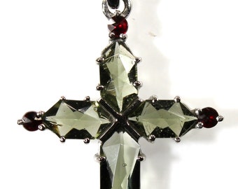 Cross pendant with faceted moldavites and pyropes (Czech garnet), silver Ag 925, unisex pendant (157/šp)