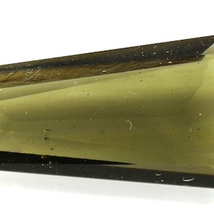 Beautiful! Faceted Czech moldavite from Malovice, in 2021, size 25x13x6mm, 10.75carat, beautiful yellowish green color, fantasy cut (2569)