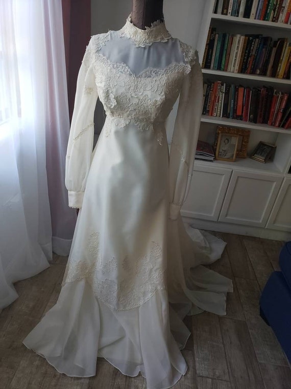 S/M--Vintage Lace Wedding Gown