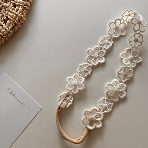 Bandeau bébé en dentelle fleurie ivoire ou blanc cassé | Accessoire photo nouveau-né | Bandeau bébé fille pour 1er anniversaire ou fille d&#39;honneur | Bandeau en nylon doux