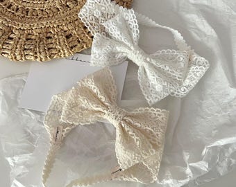 Diadema de encaje con lazo de mariposa, color blanco o marfil, ideal para bautizo.