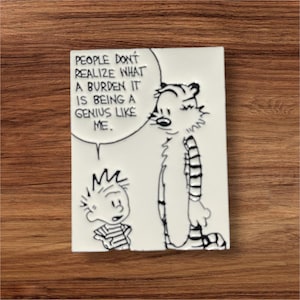 Op de afbeelding: Zwart-witte strip met Calvin en Hobbes. Calvin staat met zijn handen op zijn heupen en Hobbes staat achter hem. De spraakballon boven Calvin zegt: "Mensen realiseren zich niet wat een last het is om een ​​genie te zijn zoals ik."