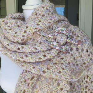 Rektangulär sjal handvirkad fiskbensmönster vitt akrylgarn i kombination med färgskiftande spetsgarn vårsommarstola