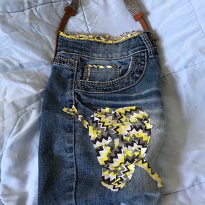 Cartera vaquera grande con corazón amarillo y correa para cinturón