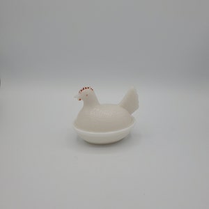 1950&#39;s Milk Glass Hen on Nest Red Comb