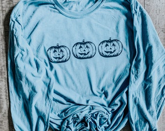 Comfort Color zucche in stile vintage; zucche estetiche; manica lunga blu vintage Comfort Color; Halloween e abbigliamento autunnale; jack o lanterna;