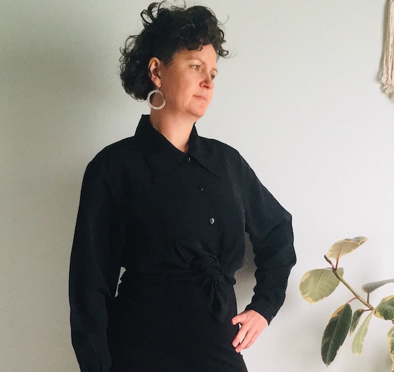 Black 1970’s women’s blouse with large collar size