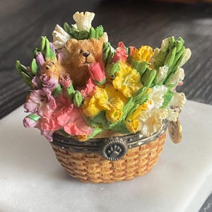 Cesta Vintage Boyds Bears Bearies Treasure Box Agosto - Design de flor de aniversário Gladíolo.