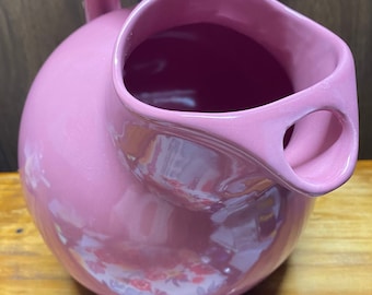 Vintage Keramik gekippter rosa malvenfarbener Glasur-Kugel-Eislippenkrug