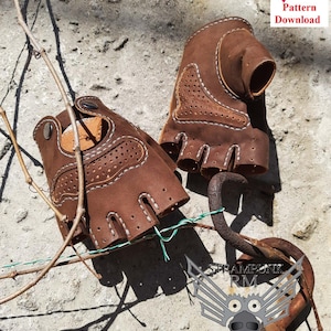 Puede incluir: Dos guantes sin dedos de cuero marrón con costuras blancas y agujeros. Los guantes están sobre una superficie de hormigón con un candado de metal y un cartel que dice "STEAMPUNK RM Leather patterns Digital goods".